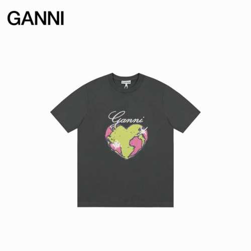 Ganni25Ss 爱心地球烫钻短袖 如果你还不认识来自哥本哈根的Ganni 那真的要告诉你 这个牌子穿过的明星实在是太多了 韩潮顶流加持和她独具特色的笑脸 成