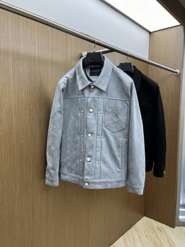 Lv 2025开纯新款男士翻领夹克外套，高定专柜面料 透气舒适度高，细节无可挑剔，品牌元素设计理念，做工考究工艺复杂，专业代购级体现高品质。Lz手感细腻柔软！呈