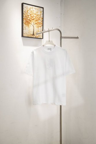 款号 Y153 圣罗兰Ysl胸前重工刺绣后背字母渐变印花短袖T恤男女款 280克纯棉双砂面料 所有面料均已提前做过缩水 品质第一 所见即所得 不会洗一次版型就有