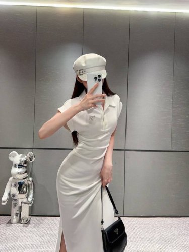 上新 prad* 普拉达 25Ss新款连衣裙 polo领褶皱设计 日常通勤皆可 三角标点辍 可减龄可优雅 无论什么年纪都钟爱的polo领设计 减龄百搭 侧边腰部