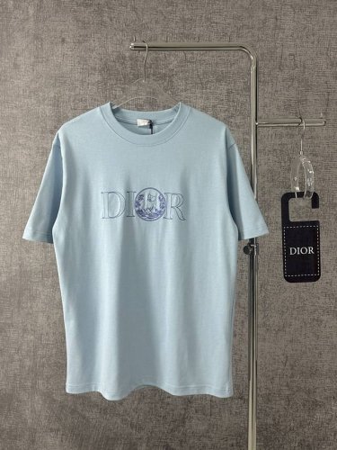 dior迪奥2025新款字母刺绣圆领短袖T恤男女同款 这款 T 恤展示来自本季 Dior And Hylton Nel 联名系列的标志。采用棉质平纹针织面料精心