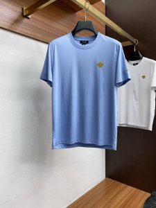 范思哲 2025春夏新款首发专柜最新款圆领短袖 高端订制 设计前卫时尚！品牌Logo重工艺设计 高端定制100支双面丝光棉面料.手感柔软.穿着舒适.专柜级别精致