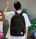 p80 只有白色 adidas阿迪达斯三叶草满印双肩包单肩包学生书包男女同款。 最近超火的包包 模特实拍。超级好看。 容量大 上学 出行 绝对够用。 尺寸 :