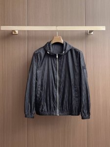 迪奥 2025春夏新款男士防晒服轻薄外套，独特订制防晒科技面料，结合凉感涂层体感清凉不闷热，出汗后速干，适合夏季户外活动。 轻量透气，舒适度高，超轻便携，可折叠