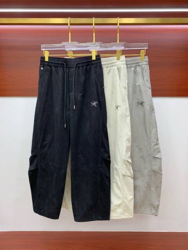 始祖鸟春夏25Ss休闲裤金典再次出现，原单订制高品质时尚休闲裤。超级百搭款。独家定制面料，挺阔有型，贴身舒适。原版定制专柜最新五金辅料。超靓版型、上身显腿修长，