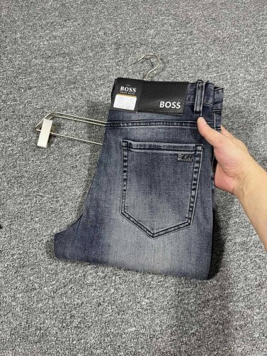 Boss 2025春夏新款 男士牛仔裤原厂原布原洗水 进口原版水洗弹力面料 复杂的手工艺叠加 任何一个洗水环节多停留几秒都会变成完全不一样的颜色效果 所以越加珍