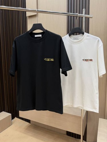 #Momo 放货价210 2025夏季最新品，专柜同步有售，原单狠货，时尚休闲圆领短袖T恤，采用进口原版面料，舒适透气，顶级印花工艺字母图案装饰Logo，上身帅