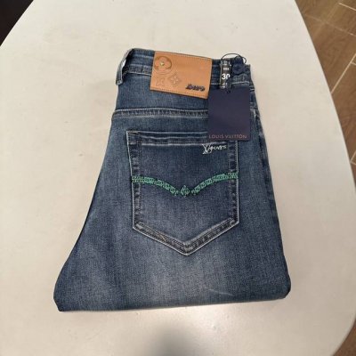 lv 路易威登独家专供新款 牛仔裤，高端版本！专柜定制面料 透气舒适度高，细节无可挑剔，品牌元素设计理念，体现高品质。手感细腻柔软！呈现休闲裁剪，上身版型超赞！