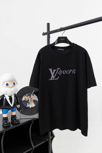款号：L017 Lv 虹彩竖纹印花短袖 面料采用260克纯棉面料，配套320克螺纹 持久不变型 耐穿耐洗 整体力挺 经典丝印 印花双色渐变效果极佳 尺码：S-X