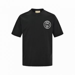 gucci 古驰 24Ss 1921系列印花Logo短袖 定织定染260克进口原版面料,搭配32支1×1棉盖丝罗纹。 面料、罗纹同缸无色差，前幅扫描丝网台板手工