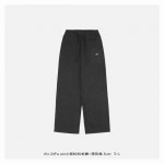 alo 24Fw Alo小标抖抖长裤-深灰色 灵感源自八十年代复古，采用定制面料制作而成，官方同款，面料经过同缸染色工艺处理，手感舒适柔软，吊牌，领标，水洗麦，