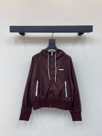 prada 25Ss早春新款 三角标轻薄短款连帽。原版开发！高版出品！ 结合工装与与防晒衣的碰撞设计 定制进口密度进口面料 特殊材质有肌理感 每个小细节都非常注