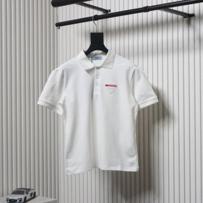 prada 普拉达 25Ss 红色Logo饰条刺绣短袖T恤 面料采用高克重260G重精梳棉，定制1:1螺纹，面料舒适亲肤无异感，制定染面料，纺织密度高，垂感佳，