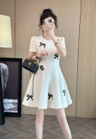 今日爆款 爆款推荐 Miumiu同款连衣裙 系列中的大爆款 一直在补单 独家定制款面料 重工绣花工艺 显得衣服更加有层次感 主推大爆款 强推 颜色:杏色 黑色