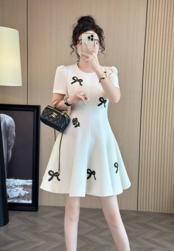 今日爆款 爆款推荐 Miumiu同款连衣裙 系列中的大爆款 一直在补单 独家定制款面料 重工绣花工艺 显得衣服更加有层次感 主推大爆款 强推 颜色:杏色 黑色