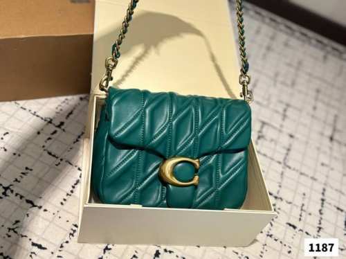 Coach 三月 Square Tabby小香风牛仔好好看Coach三月新品 Square Tabby也有丹宁色 尊的太好看啦~ 尺寸: 20Cm飞机盒