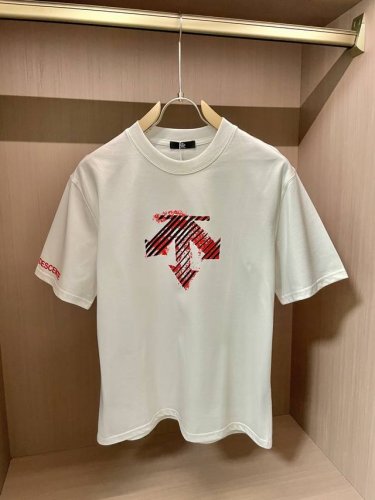 迪桑特 2025新款 圆领 短袖 T恤 高端版本！专柜定制面料 透气舒适度高，细节无可挑剔，品牌元素设计理念，体现高品质。手感细腻柔软！呈现休闲裁剪，上身版型超