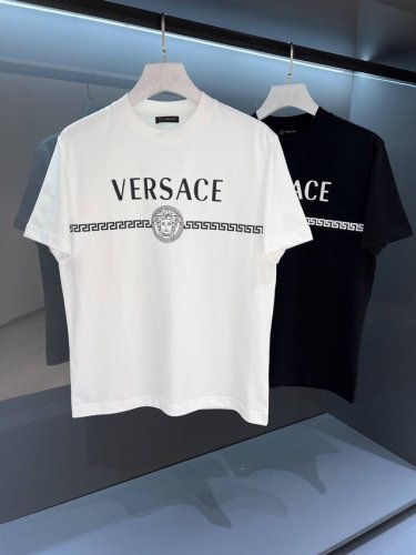 新品 经典圆领 2025Ss Vers*Ce范思*男士印花短袖T恤 顶级贸易公司货，重磅高端尖品，意大利原产 品相完美一流 设计感超强的一款单品，将时装美学发挥