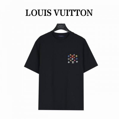 Louis Vuitton 路易威登 口袋缤纷老花七彩刺绣短袖T恤 采用32支克重260G纯棉精梳面料，搭配20S双纱2X2螺纹。 进口绣线材料由进口绣花机万针