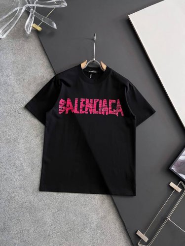 Balenciaga 巴黎世家 25Ss夏季新款圆领短袖T恤 270克重磅高端纯棉面料 手感质感都极完美 修身裁剪设计干净利落 时尚又好看 走线做工非常精致 版