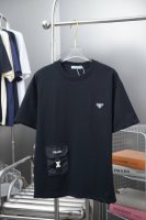 Prad* 25Ss早春新款 经典五金短袖 轻奢主义 男女日常通勤穿搭必备单品 正确版本 欢迎对比 详细特征 320克 % 纯棉双纱珠地棉面料 田岛机器刺绣字母