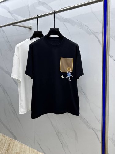 Loewe*罗意威 2025Fw春夏新品圆领打底外穿T恤，立体感Logo常规半袖纯棉打底T恤，棉，手感面糯有骨感，柔而有韧性。工艺处理，韧性和抗皱性能得到大幅度