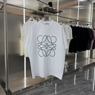 loewe罗意威2025Ss新款刺绣字母图案情侣休闲短袖T恤 最高版本！定制面料290克双纱！字母刺绣图案工艺设计！ 辅料：开模原版过鉴定领标 %真丝洗水标。正