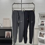 款Nike耐克夏季冰丝速干长裤 独家 适合夏季的四面弹面料 轻薄舒适 透气巨好 宽松版型设计 上身效果绝佳 跑步 打球 健身必备的单品哦 好货总是这么不经意间就