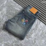 100款号K134 Lv-路易威登倒标款水洗蓝复古直筒牛仔裤 大厂做工，复古水洗 颜色及其难调试，非常耗费人工！ 后口袋对位刺绣话不多说 看实拍 所见即所得 颜