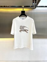 Bur巴宝莉、2025春夏男士新款经典Logo圆领短袖T恤。进口纯棉面料，面料手感丝滑柔软，透气亲肤性极佳，着身无比的舒适，整体质感相当之高！衣身胸前标志性徽标