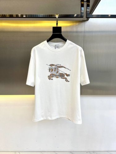 Bur巴宝莉、2025春夏男士新款经典Logo圆领短袖T恤。进口纯棉面料，面料手感丝滑柔软，透气亲肤性极佳，着身无比的舒适，整体质感相当之高！衣身胸前标志性徽标