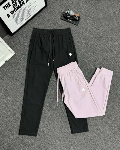 上新 ，迪桑特女款冰丝运动长裤 ！ 颜色：黑色 散口 藕粉 紧口 宽松版型口袋拉链女裤 ，外贸品质真心无敌，立体净版硅胶Logo标示，原版裤腰，带抽绳，口袋拉链