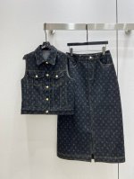 强烈推荐 Lv*2025春夏新款 老花马甲开衩裙套装 高版出品~超时髦新款丹宁牛仔系列 上身又酷又飒爽 采用定制高品质棉质水洗牛仔面料 纹理细腻 棉感自然 既有