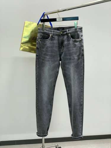 versace 范思哲，2025春季最新品，专柜同步有售，原单狠货，时尚休闲水洗牛仔裤，进口原版水洗面料，舒适透气，顶级浮雕工艺字母图案Logo，原版五金辅料装