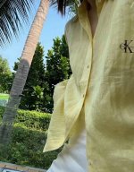 上新 凯文克莱Ck新款刺绣Logo亚麻防晒衬衫 被男朋友夸麻了不愧是Ck～懂女人 非常宝藏的单品 防晒显白效果也是满分 Ck重工刺绣Logo绝美 高级感满满～
