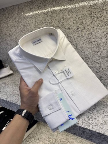 Bbr博柏利25 Ss 牛津面料全年常穿衬衣高货质专柜款 立挺亲肤有光泽 彰显高雅格调 天然彩贝纽扣作为点睛之笔 于细节处体现优雅不凡 独特的领钉设计 衬托出独