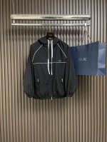 Miumiu 2025Ss拼接连帽外套，面料采用定制高级尼龙面料 胸前饰以徽标点缀 全幅拼接设计 网面兜帽抽绳 刻字双拉链开合门襟 热度非常高的一款 薄款日常通