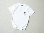 顶级轻奢面料 Louis Vuitton 纯色胸前口袋扁金刺绣Tee 男女同款 颜色： 白色 尺码： S M L 尺寸推荐： 模特A：身高152，体重90，穿S