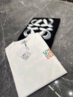 Loewe 25Ss新款圆领T恤！潮人必备！刺绣印花工艺.经典色彩搭配时尚好看.整体效果年轻有活力！280G棉材质精制而成，着感手感都相当舒适.手感细腻有质感！