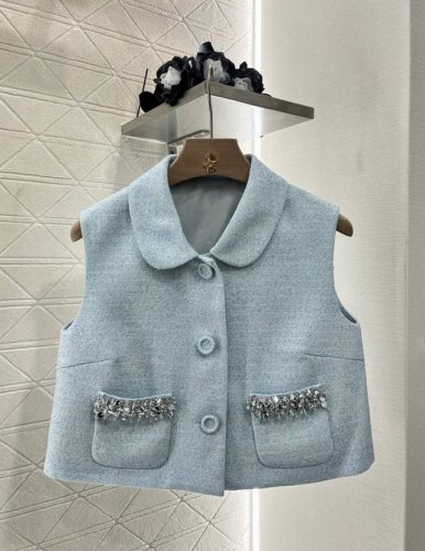 Jory*2025新品上架 翻领马甲短裤套装 定制Yb进口羊毛呢材质 肌理明显 质感高级 翻领洋装马甲版型 短款露腰显比例更分明 搭配精致亮片点缀口袋上缘 同系