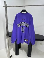 *新品Basketball Series - 廓形长袖T恤 复古平纹针织面料 正面和背面饰以Basketball艺术作品刺绣 水洗褪色效果 100%棉 装饰部件