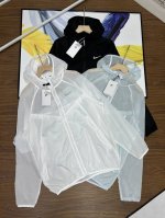 耐克情侣款皮肤衣防晒服最高版本可随意对比 柜子同步更新上市Nike耐克轻薄外套皮肤衣防晒衣 穿上身冰冰凉凉的感觉 情侣款 可男女同款！连帽拉链设计 内里全包边