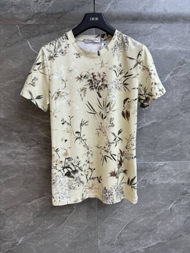 夏季新款上新啦 D家花卉印花T恤 2025夏季系列 圆领领口设计 万千繁华的花卉图案 字母印花点缀 打造独特的度假风 进口纯棉面料 柔软舒适亲肤 非常好穿 正常