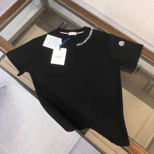 Mon*Cler 蒙口 2025新款上市 专柜系列纯棉T恤！260克定制棉，面料柔软舒适，全新设计灵感，极具时尚代表性！领口精致Logo字母硅胶工艺！手感舒适透