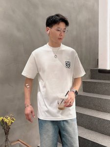 罗意威 2025春夏新款男女同款短袖T恤 定制专属纯棉面料 定制原版工艺螺纹 胸前重工字母Logo工艺设计 简约大方 从容百搭 档次极高 完美融入时尚还有风情感
