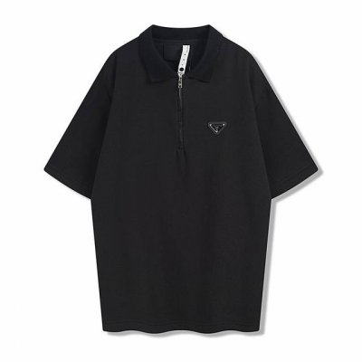 prad细节珠地布金属微标polo衫 方正剪裁搭配简洁线条，经典设计融入全新运动风。采用珠地布制作，短袖款式，搭配罗纹针织领与平直底边。拉链开合，还有再生尼龙细