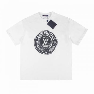 Lv 1854 黑色印章白色短袖T恤衫 本款T恤以柔软透气的棉质针织裁出休闲廓形。胸前印章点缀多样路易威登经典元素，涵盖品牌创始年份，歌颂品牌的旅行与制箱传承。