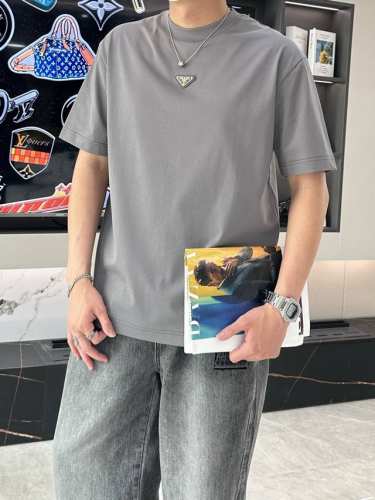 prad 2025春夏新款首发专柜最新款短袖圆领T恤 高端订制 设计前卫时尚！品牌Logo重工艺设计 高端定制丝光云朵棉面料.手感柔软.穿着舒适.专柜级别精致车