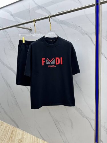 fendi*芬迪 2025春夏最新款套装，男女款 贸易公司渠道稀出，同步官网发售！基本每一季都会有它的背影所在，期待着所有潮男潮女们的演绎！此款选用客供顶级纯棉