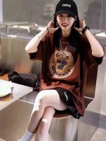 码数：S-M-L-Xl-Xxl 颜色：咖色~黑色 面料：棉 描述： 宽松的衣身不限身材，撞色搭配展现出来的Feel别具一格 精致重工时髦的字母印花体现出不一样的